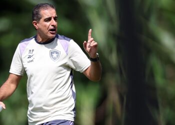 Renato Paiva encerra 2024 e analisa fase estranha do Botafogo