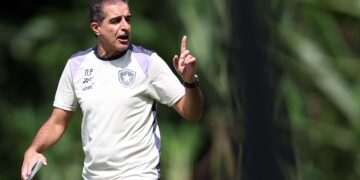 Renato Paiva encerra 2024 e analisa fase estranha do Botafogo