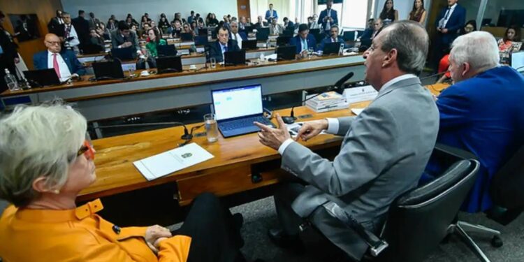 Senado avança PEC que encerra reeleição para cargos executivos 14 PEC do fim da reeleição para presidente, governador e prefeito avança no Senado
