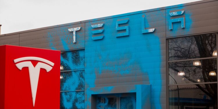 Tesla, Fed e mais: principais destaques econômicos da 3ª. 14 Uma concessionária Tesla vandalizada em Berlim. (Foto: Bloomberg)