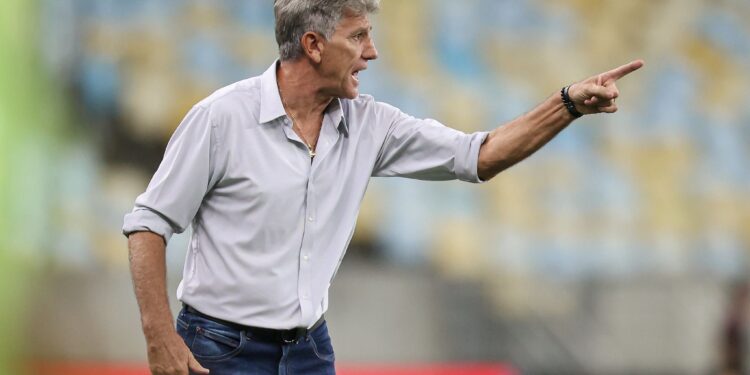 “VAR no Futebol: CBF e a Metáfora da Ferrari Cega” 14 Renato Gaúcho comandou o Fluminense em jogo contra o Vitória • Marcelo Gonçalves/Fluminense