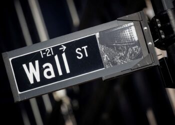 Wall St despenca com novos ataques de Trump a Powell