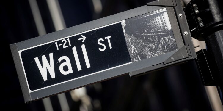 Wall St despenca com novos ataques de Trump a Powell 14 Placa de Wall Street,  em Nova York - 08/11/2021 (Foto: REUTERS/Brendan McDermid)