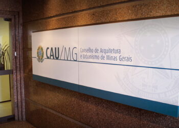 Placa de identificação na sede do CAU-MG. Falando sobre o concurso CAU MG.