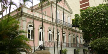 FCRB abre três editais com oportunidades para nível superior e salários acima de R$ 14 mil 1 Sede da Fundação Casa Rui Barbosa, no prédio da residência original. Falando sobre o concurso FCRB.