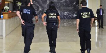 Concurso PF terá 1.000 vagas com edital em 20 de maio; Cebraspe organiza o certame 7 Três agentes da Polícia Federal caminham em saguão. Representando "concurso PF".