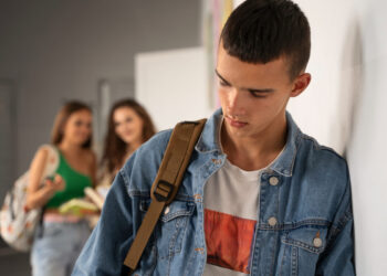 Jovens enfrentam desafios no mercado de trabalho e buscam estratégias para inserção profissional