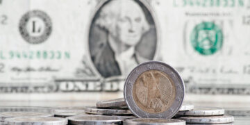 Dólar fecha em alta, cotado a R$ 5,63, com influência de cenário interno e externo 1 Volatilidade nos Mercados Impulsionada por Incertezas sobre Políticas Tarifárias dos EUA