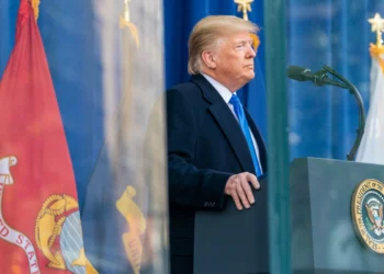 Donald Trump em meio a discurso. Falando sobre tarifas e ações.