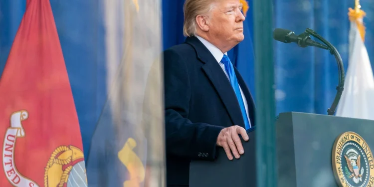 Donald Trump em meio a discurso. Falando sobre tarifas e ações.