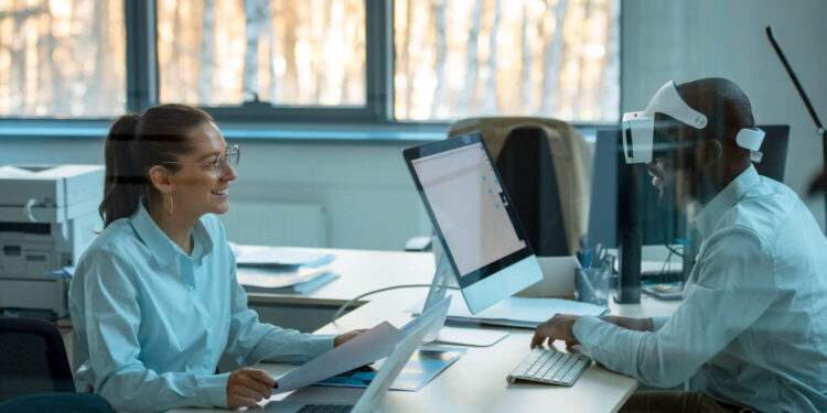 As 50 Empresas de IA Mais Promissoras do Mundo Segundo a Lista da Forbes 18 Colaboradores em um escritório moderno, destacando o ambiente das empresas de IA mais promissoras.