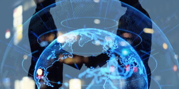 Duas silhuetas de pessoas dando as mãos ao fundo e um globo terrestre em primeiro plano, adicionado digitalmente. Falando sobre a internacionalização de empresas.