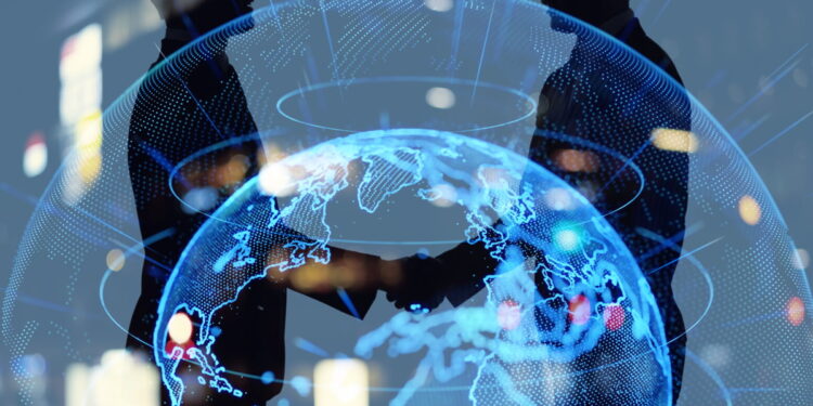 Duas silhuetas de pessoas dando as mãos ao fundo e um globo terrestre em primeiro plano, adicionado digitalmente. Falando sobre a internacionalização de empresas.