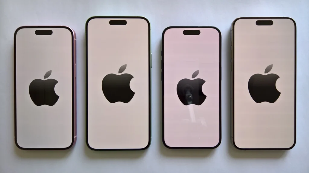 Conjunto de iPhones em fileira.