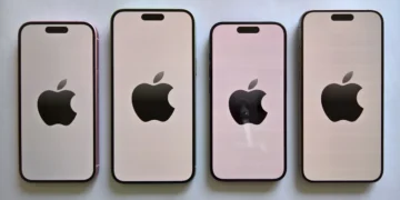 Conjunto de iPhones em fileira.