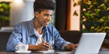 Cresce a busca por vagas de Jovem Aprendiz e empresas se destacam entre os jovens