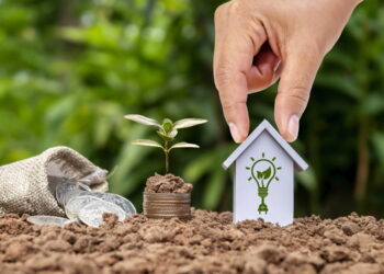 Pessoa "planta" moedas. Também há algumas moedas espalhadas no chão. Falando sobre LCA.