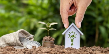 Saiba como fazer R$ 44 mil em três anos investindo em LCA 1 Pessoa "planta" moedas. Também há algumas moedas espalhadas no chão. Falando sobre LCA.