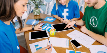 5 Modelos de Prompts para Criar Conteúdos Virais nas Redes Sociais 17 Equipe analisando dados e dispositivos, discutindo estratégias com prompts para criar conteúdos.