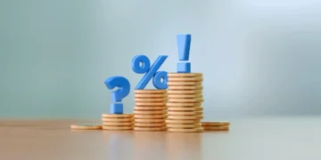 Pilhas de moedas com símbolos de interrogação, percentual e exclamação sobre elas. Falando sobre como proteger patrimônio.