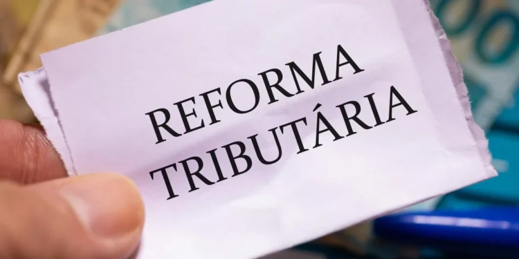 Pessoa segura bilhete onde está escrito "reforma tributária".