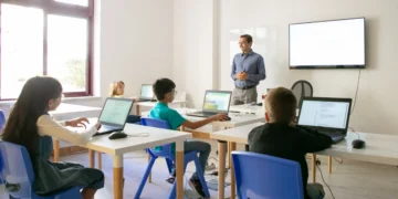 Sala do Futuro: entenda o programa do governo de SP que está revolucionando a educação pública 5 Professor dá aula a alunos equipados com computadores. Falando sobre o programa Sala do Futuro, do governo de São Paulo.