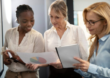Mais da Metade dos Lares Brasileiros São Chefiados por Mulheres, Mas Desigualdade no Mercado de Trabalho Persiste