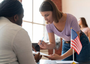 Cresce número de brasileiros deportados dos EUA; especialistas alertam para atenção na entrevista de imigração