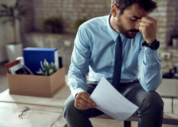 Pedido de seguro-desemprego nos EUA surpreende positivamente, mas analistas alertam para riscos no horizonte