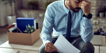 Pedido de seguro-desemprego nos EUA surpreende positivamente, mas analistas alertam para riscos no horizonte