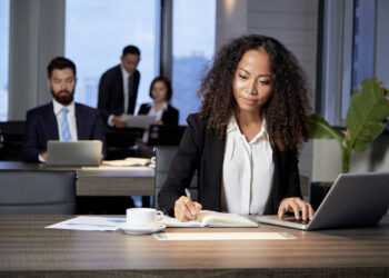  Nova cara do trabalho formal: Brasil ultrapassa 4,9 milhões de vínculos “não típicos” 