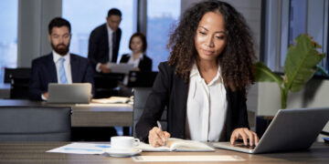  Nova cara do trabalho formal: Brasil ultrapassa 4,9 milhões de vínculos “não típicos” 