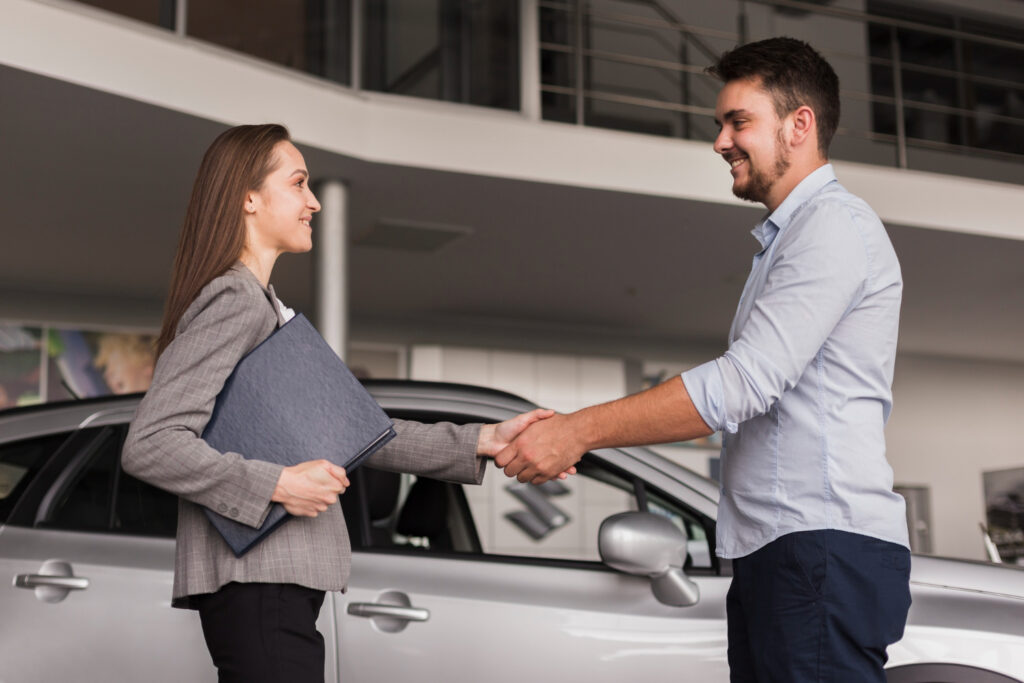 Alta nos preços e juros reacende debate: vale mais a pena comprar ou assinar um carro? Comprar carro