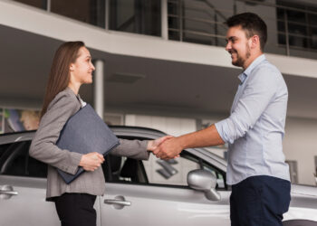 Alta nos preços e juros reacende debate: vale mais a pena comprar ou assinar um carro?