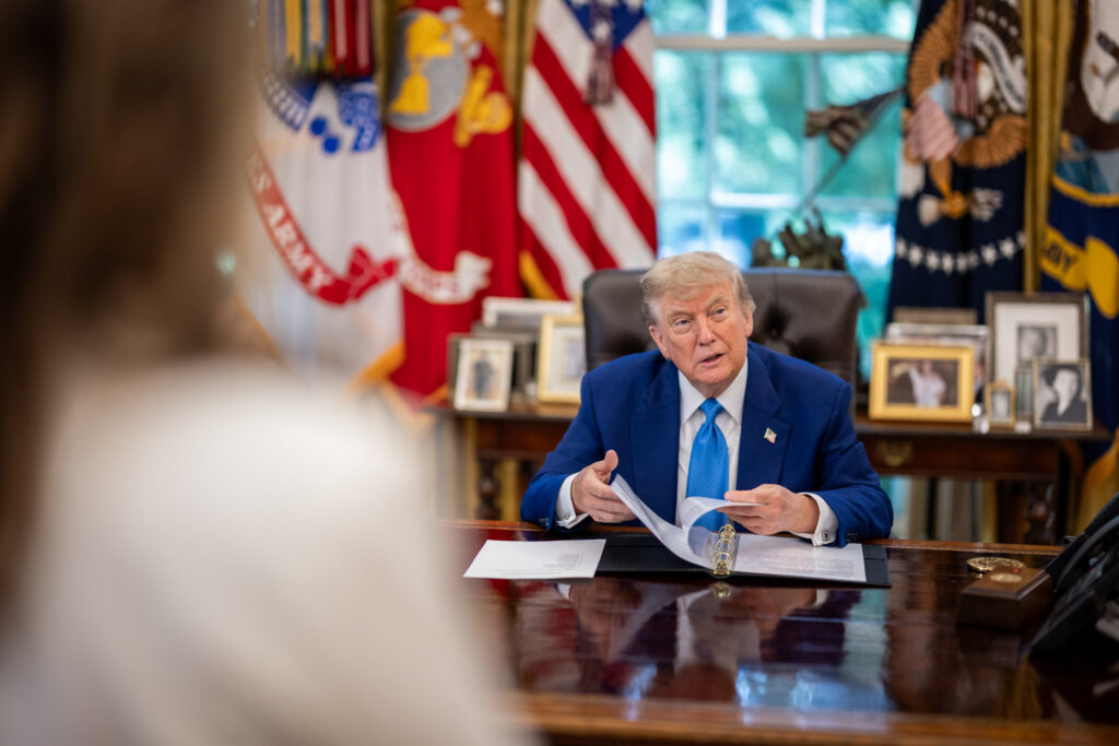 Donald Trump anuncia o cessar-fogo entre Israel e Irã Foto oficial da Casa Branca por Daniel Torok