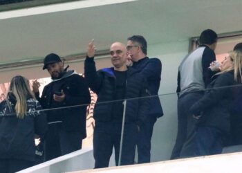 Ministro Alexandre de Moraes vai ao clássico Corinthians x Palmeiras e é flagrado fazendo gesto obsceno durante a partida 22 Ministro Alexandre de Moraes vai ao clássico Corinthians x Palmeiras e é flagrado fazendo gesto obsceno durante a partida