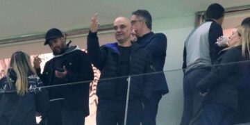 Ministro Alexandre de Moraes vai ao clássico Corinthians x Palmeiras e é flagrado fazendo gesto obsceno durante a partida 1 Ministro Alexandre de Moraes vai ao clássico Corinthians x Palmeiras e é flagrado fazendo gesto obsceno durante a partida