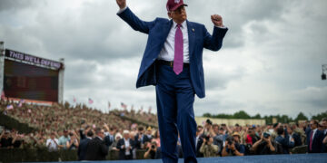 “América em primeiro lugar”: Trump exige que Google e Microsoft parem imediatamente contratações de estrangeiros e priorizem americanos 1 “América em primeiro lugar”: Trump exige que Google e Microsoft parem imediatamente contratações de estrangeiros e priorizem americanos