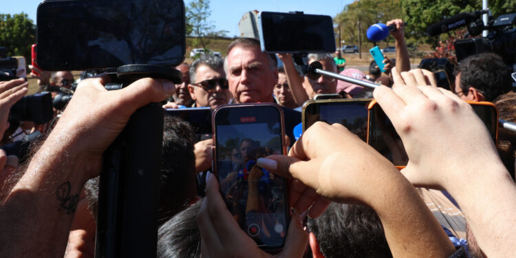 Bolsonaro Nega Violação de Proibição nas Redes Sociais e Pede Esclarecimentos ao STF 14 Brasília (DF), 18/07 /2025 - Bolsonaro fala a imprensa após colocar tornozeleira na Secretaria de Administração Penitenciária do Distrito Federal. Foto Antônio Cruz / Agência Brasil