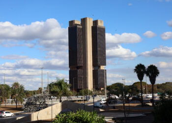 Copom Deve Manter Selic em 15% e Reforçar Discurso de Cautela Monetária