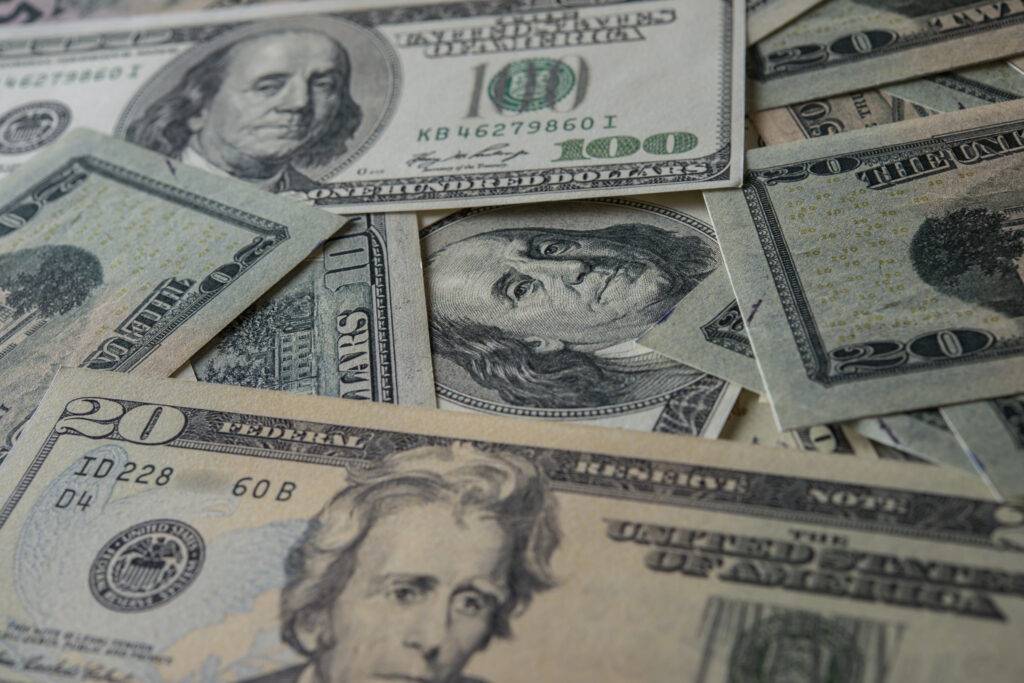 Dólar recua com tensões comerciais e expectativa por corte de juros nos EUA Dolar cai nesta segunda