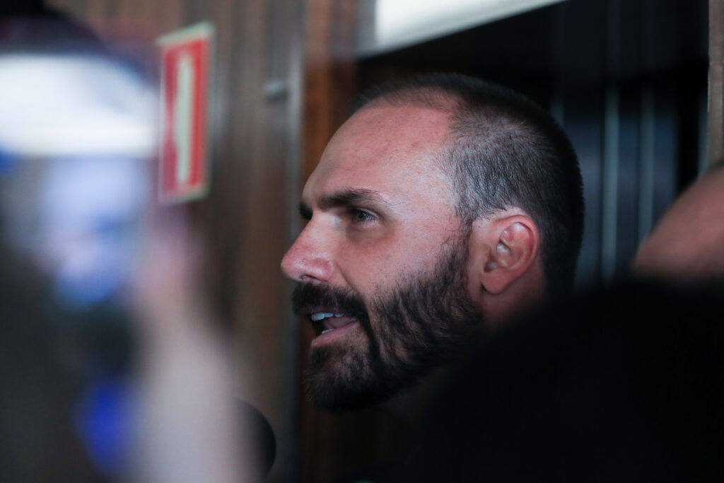 Washington Post: Eduardo Bolsonaro articula sanções contra Alexandre de Moraes junto ao governo Trump Eduardo Bolsonaro durante entrevista a imprensa Foto Lula Marques Agenca Brasil