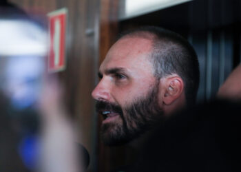 Washington Post: Eduardo Bolsonaro articula sanções contra Alexandre de Moraes junto ao governo Trump