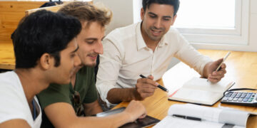 Educação financeira ganha espaço entre adolescentes e marca mudança no comportamento 1 Educação financeira ganha espaço entre adolescentes e marca mudança no comportamento