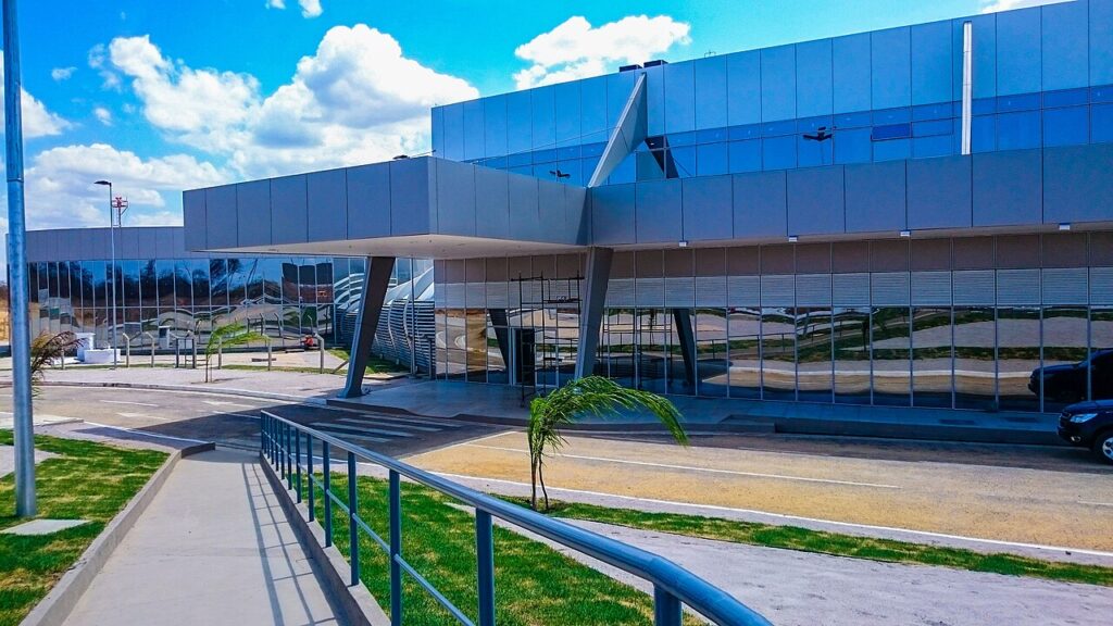 Bilhões Desperdiçados no Brasil: Portos, Aeroportos e Projetos de Infraestrutura Inacabados Fachada Aeroporto Serra da Capivara