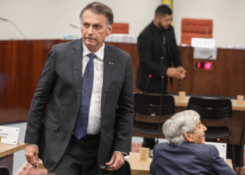 Ex-presidente Bolsonaro é obrigado a usar tornozeleira eletrônica em operação da Polícia Federal