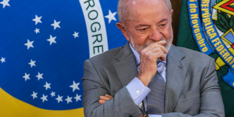 Brasília (DF), 14/07/2025 - Presidente Luiz Inácio Lula da Silva, participa da assinatura de medida provisória que concede isenção da taxa de serviço metrológico para verificação de taxímetros
Foto: Valter Campanato/Agência Brasil