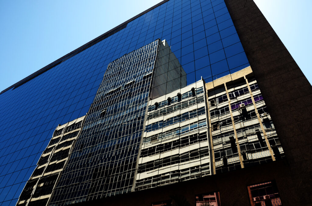 Mercado financeiro brasileiro recua diante de incertezas sobre tarifas dos EUA Mercado financeiro recua