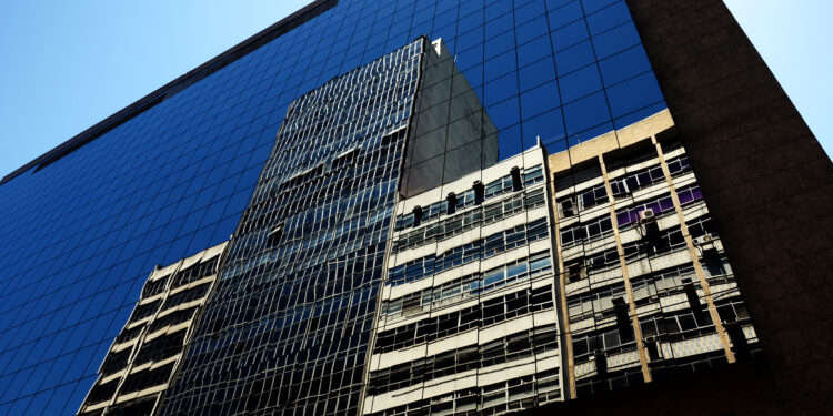 Mercado financeiro brasileiro recua diante de incertezas sobre tarifas dos EUA Mercado financeiro recua