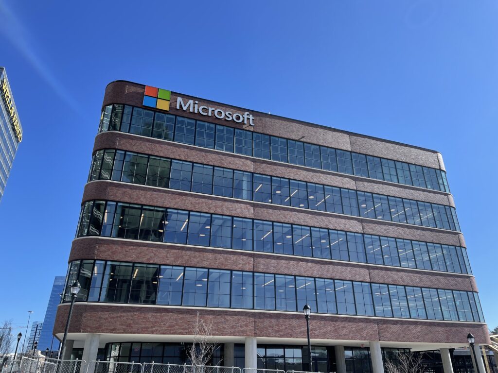 Microsoft registra salto com serviços de nuvem e bate recorde de gastos com IA Microsoft registra alta no trimestre
